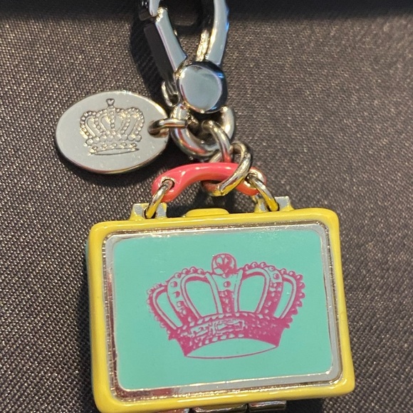 Juicy Couture LIMITED EDITION 2011 Lunchbox Charm, Opens up a apple inside NWT - Picture 9 of 16